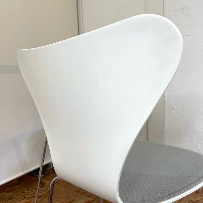 フリッツ・ハンセン / FRITZ HANSEN セブンチェア  ホワイト フロントパディング グレー アルネ・ヤコブセン 中古