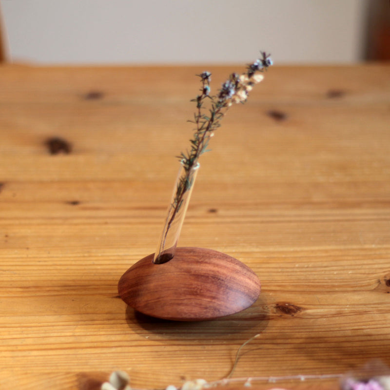 不要になった古い家具の木材から作った ゆらゆら一輪挿し 花瓶 リバイブモブラープロジェクト